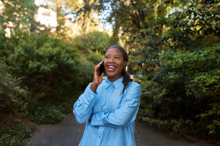 picture showing an islander gisting on the phone with her friend