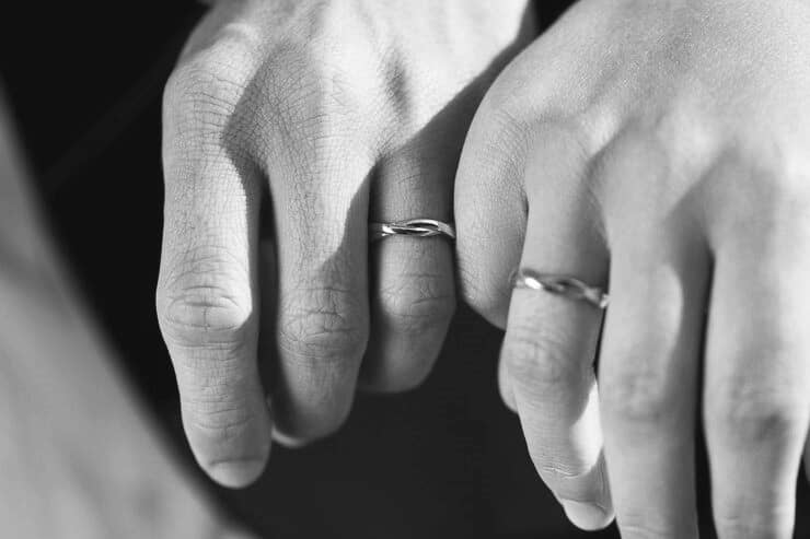 picture showing wedding bands as a sign of fidelity in the couple's relationship