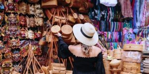 picture showing an admirer in Jakande market