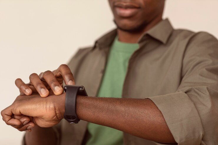 picture showing a woman checking his wristwatch as new year resolution