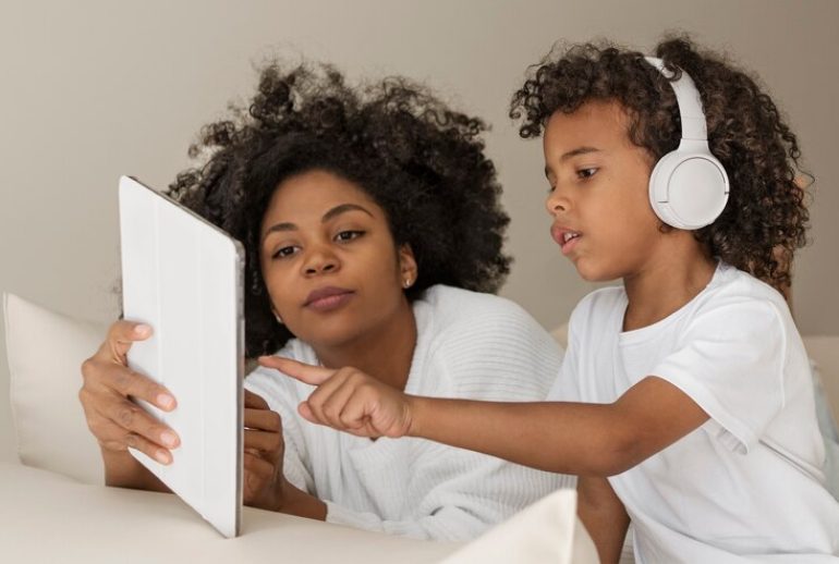 picture showing a parent teaching her kid about online safety and screen time